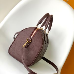 Alternative view of p700😊 Dynamic Chip M59273 Apricot M58951 Black Burgundy Speedy Bandoulière 25 handbag makes a striking return in the 2021 Fall Wild at Heart capsule collection, featuring oversized LV monogram embossing on Monogram Empreinte leather and a detachable shoulder strap for crossbody wear.Dimensions: 25.0 x 19.0 x 15.0 cm (L x H x W).